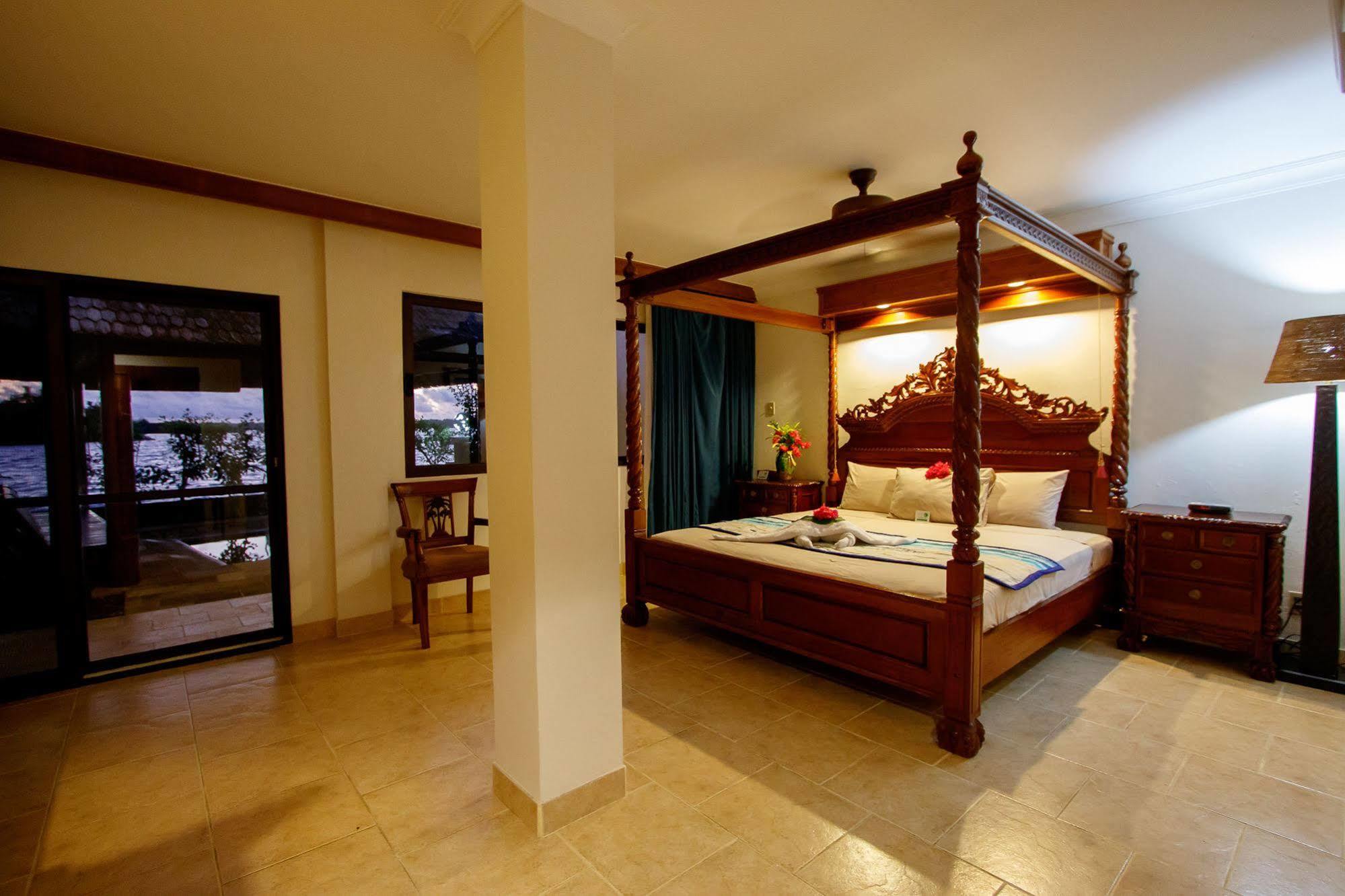 Manta Ray Bay Resort Colonia Zewnętrze zdjęcie