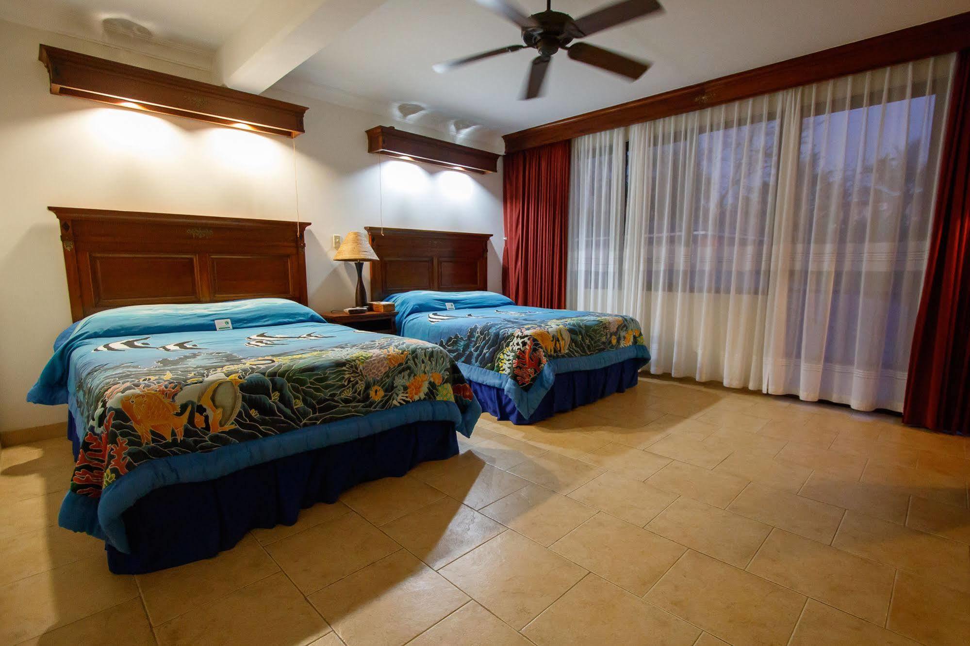Manta Ray Bay Resort Colonia Zewnętrze zdjęcie