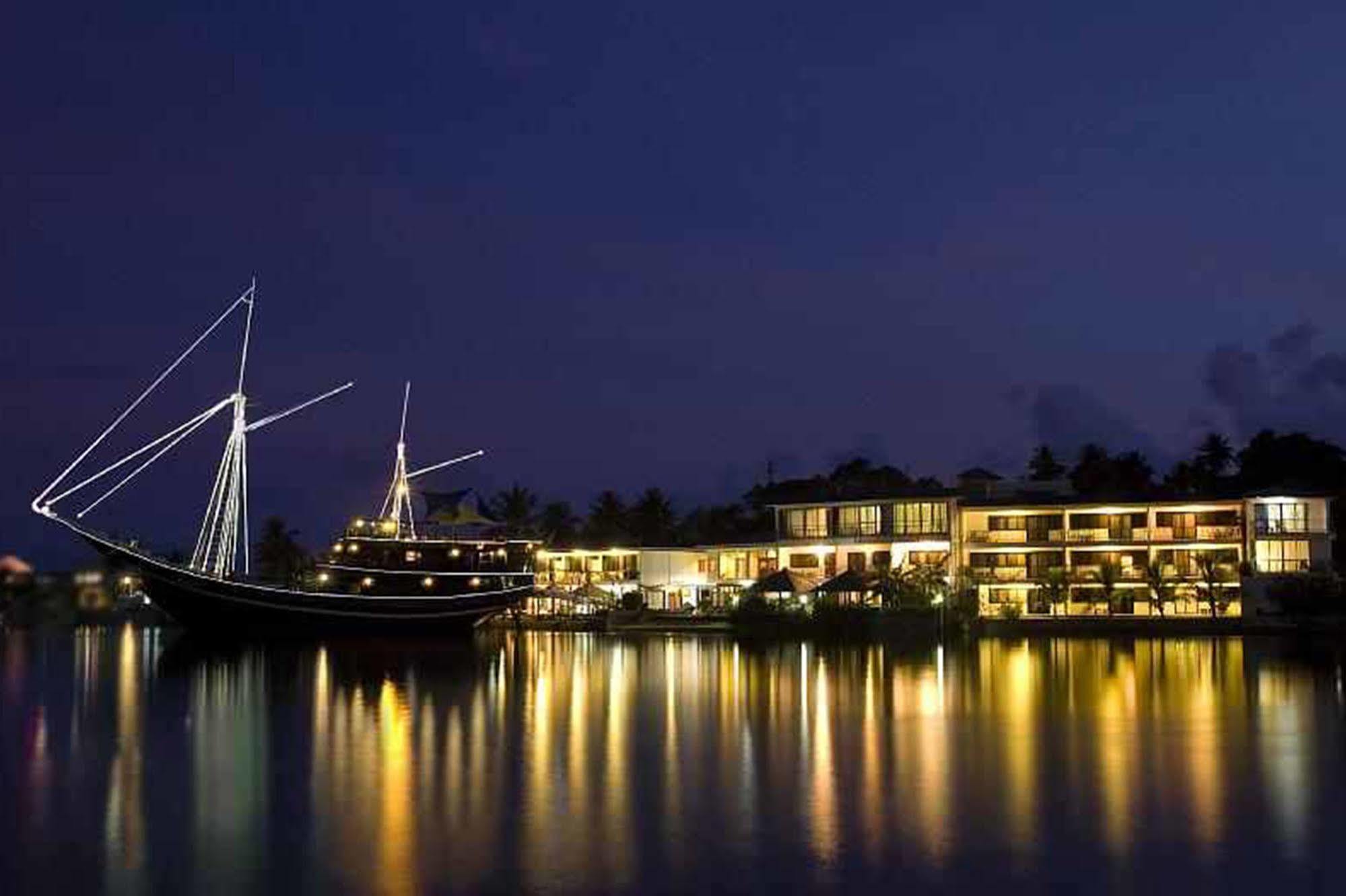 Manta Ray Bay Resort Colonia Zewnętrze zdjęcie